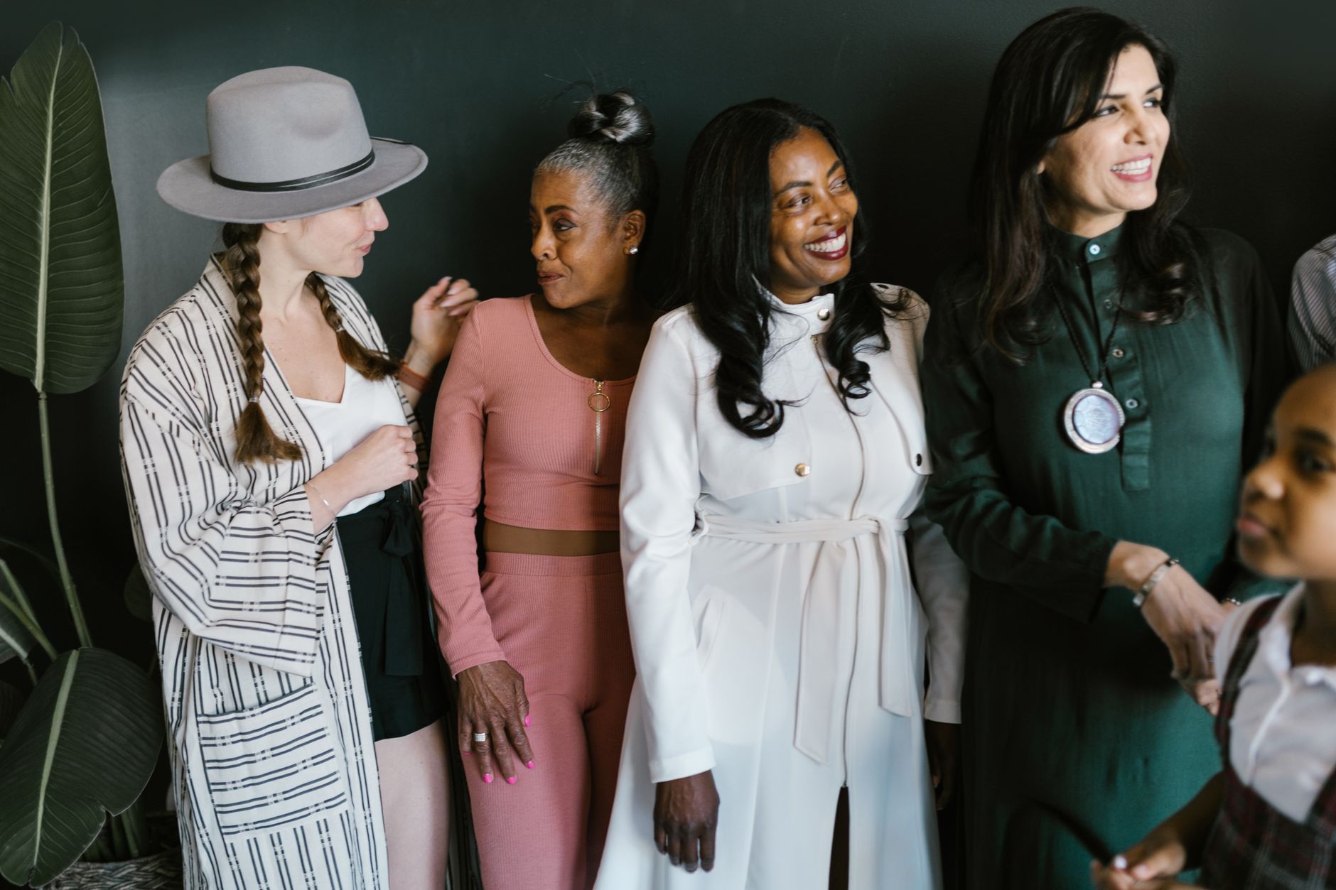 Grupo de mulheres sorridentes e empoderadas